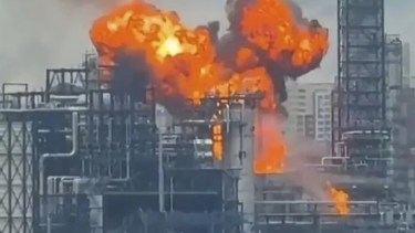 Ucrania lanzó su mayor ataque contra Moscú en dos años: incendio en una refinería y vuelos afectados