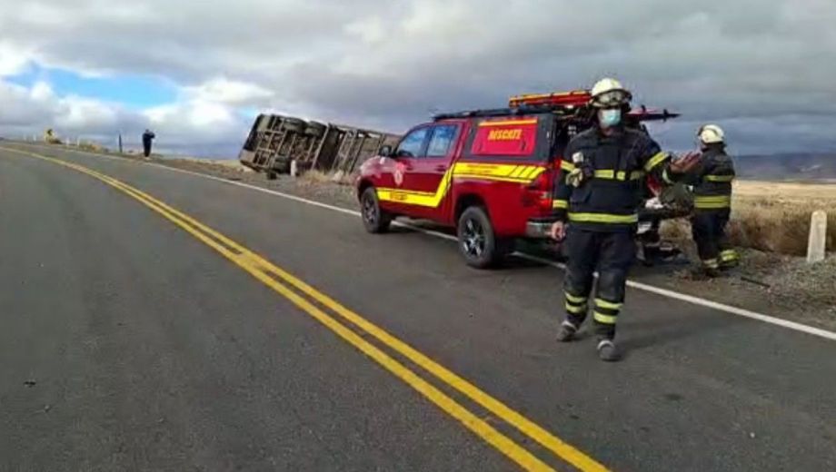 Vuelco de un camión en la Ruta 237. Foto: gentileza Vialidad Nacional. 