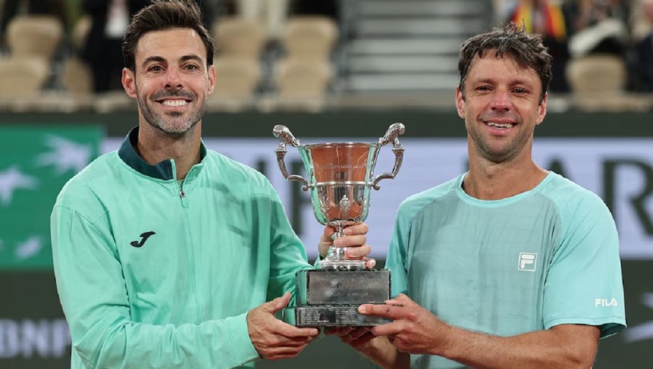 El argentino de 41 años (derecha) festejó un nuevo título de Grand Slam junto al español.