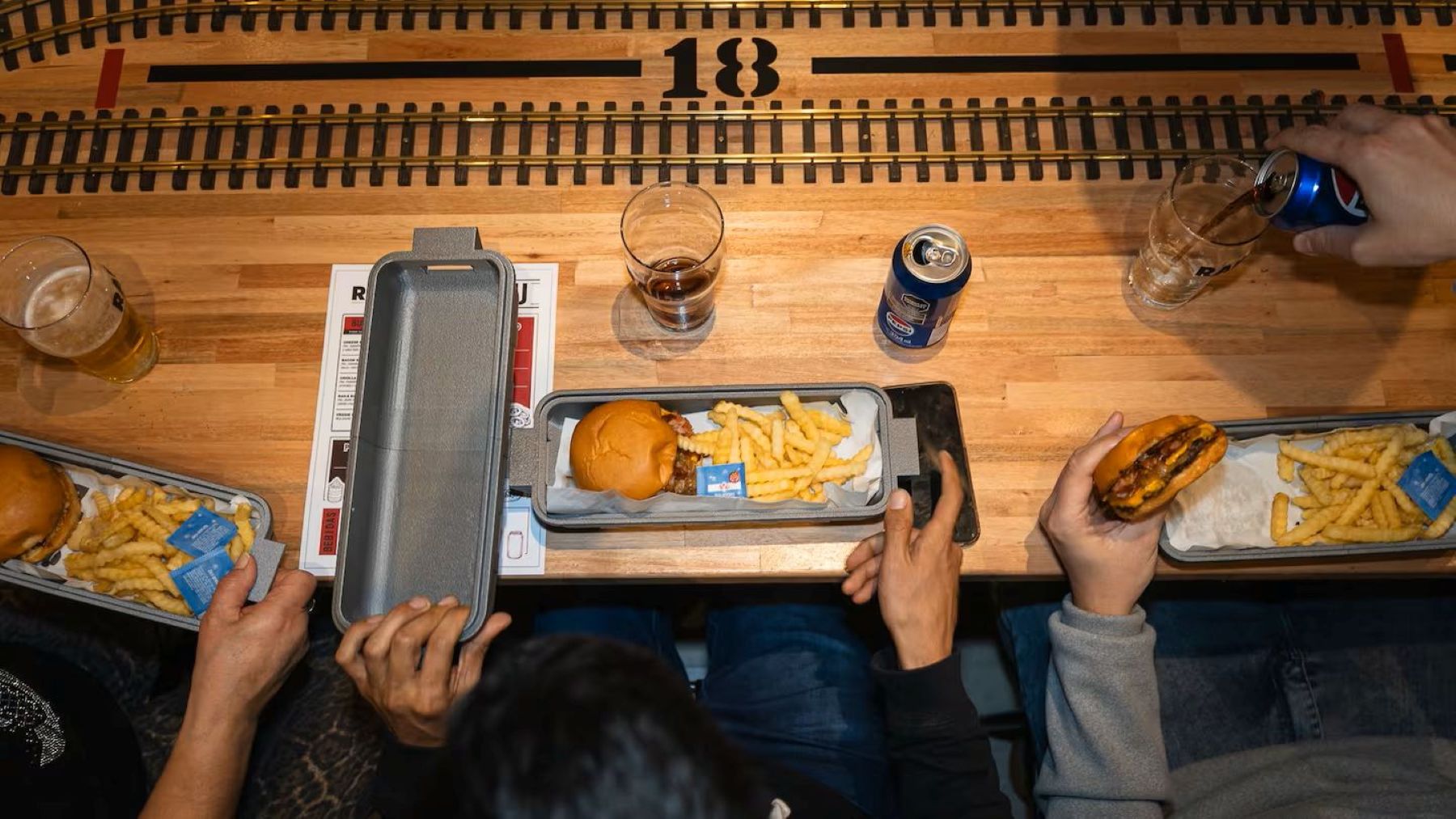 Un restaurante en Buenos Aires ofrece un servicio de comida en tren