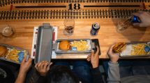 Imagen de El restaurante donde la comida llega en tren: una experiencia diferente para las vacaciones de invierno en Buenos Aires