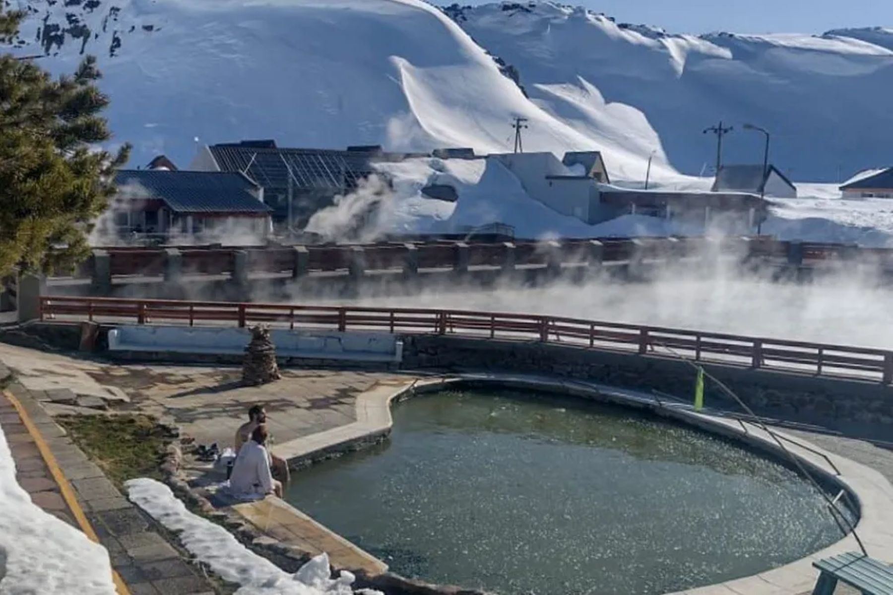 El destino patagónico donde podés bañarte en aguas termales mientras nieva: una experiencia única en el mundo