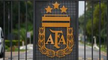 Imagen de «El peaje del 30%»: la letra chica del contrato con el que Claudio «Chiqui» Tapia le cedió dólares de la AFA a Javier Faroni