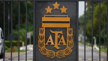 «El peaje del 30%»: la letra chica del contrato con el que Claudio «Chiqui» Tapia le cedió dólares de la AFA a Javier Faroni