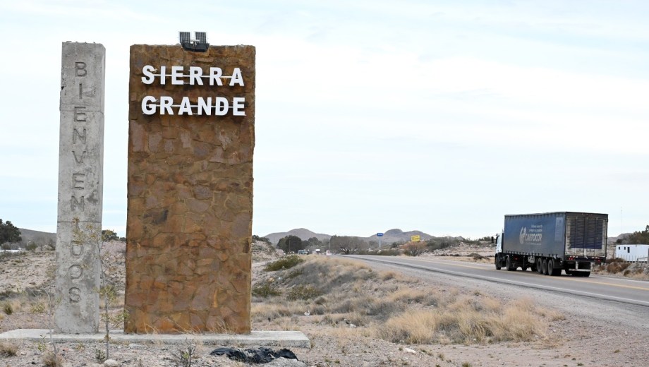 El ingreso a Sierra Grande y la actividad petrolera que ya impacta. Foto: M. Ochoa