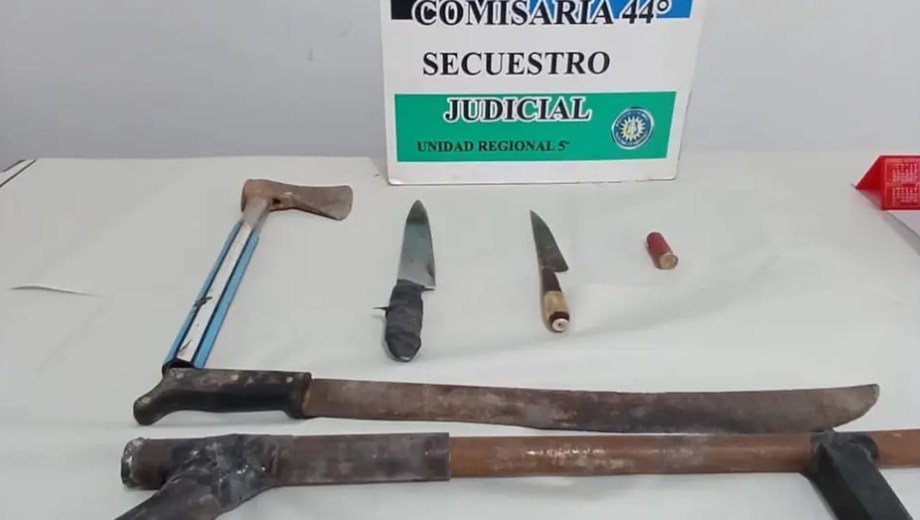 Los efectivos retiraron del lugar un arma de fabricación casera y varias armas blancas utilizadas durante el enfrentamiento.
