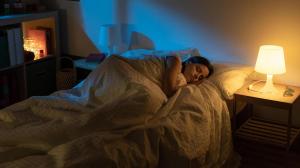 Dormir con una luz prendida puede afectar el metabolismo: qué encontraron los investigadores