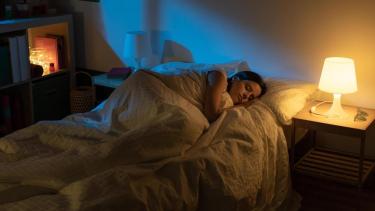 Dormir con una luz prendida puede afectar el metabolismo: qué encontraron los investigadores