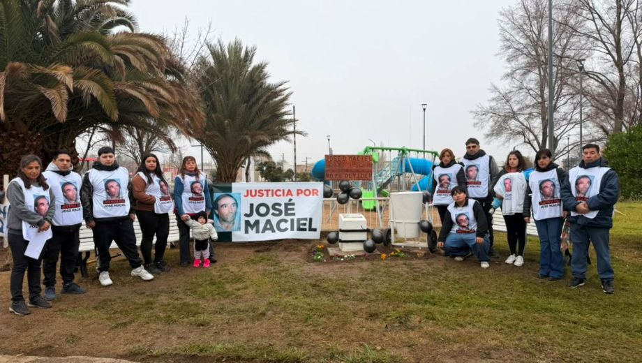 El acto reunió a familiares, integrantes del gabinete municipal, concejales y vecinos. Foto: Municipio de Cipolletti.