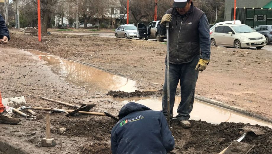 Trabajadores municipales realizan las bases de fundación para la instalación del nuevo alumbrado público. Foto: Municipalidad de Cipolletti.