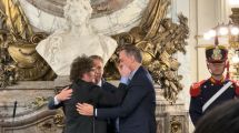Imagen de La toma de posesión de Diego Santilli y el inesperado abrazo a Manuel Adorni: el mensaje de Javier Milei al Gobierno