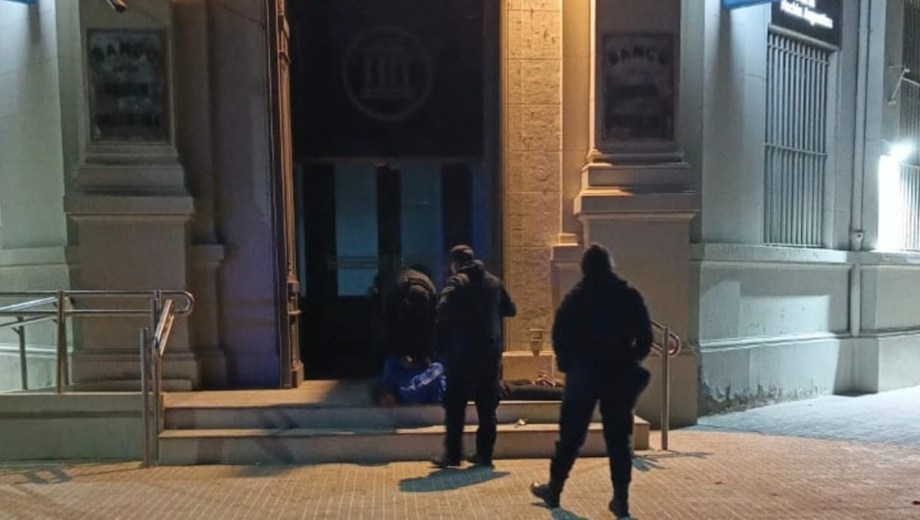 Intentó robar en un banco de San Antonio Oeste: sonó la alarma y terminó detenido por la Policía