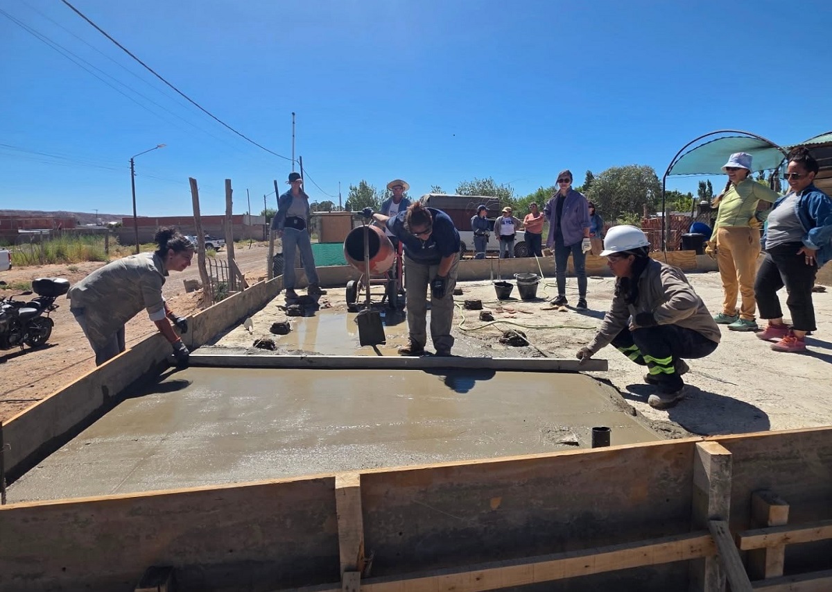 Mujeres capacitadas en albañilería construyen su propia casa en un proyecto solidario