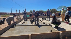 Mujeres aprenden albañilería mientras construyen una casa: el proyecto solidario que ya reunió a más de 500 inscriptas
