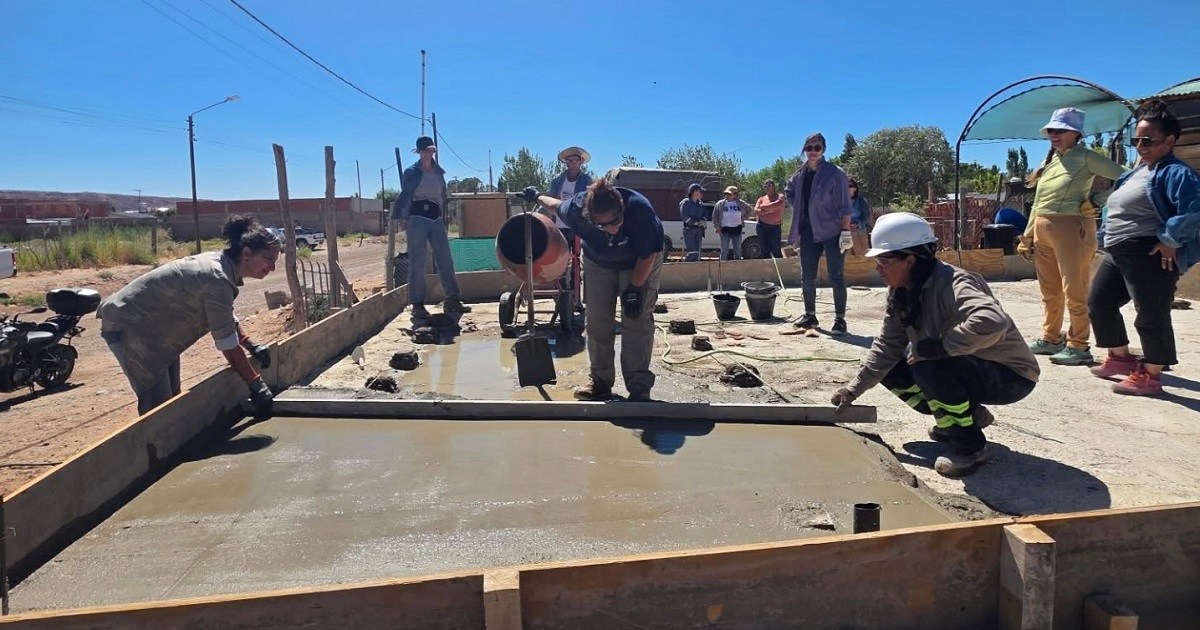 Mujeres capacitadas en albañilería construyen su propia casa en un proyecto solidario
