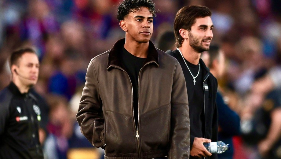 Lamine Yamal con una chaqueta LV.