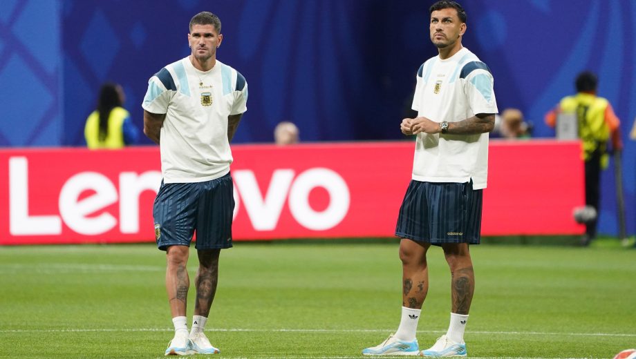 Rodrigo De Paul, Leandro Paredes y la costumbre de los caramelos. Serán titulares ante Egipto. (Foto: Clarín Fotografía - Juano Tesone)