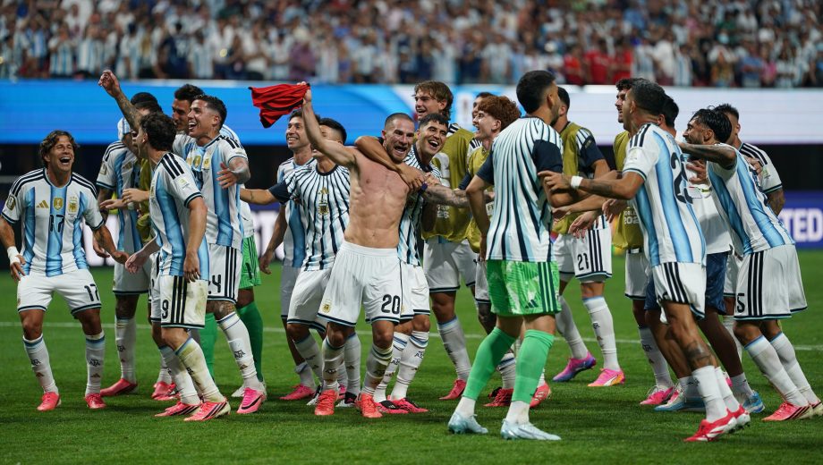 El festejo de los jugadores de la Selección tras sellar el pase a los cuartos de final. (Clarín Fotografía - Juano Tesone)