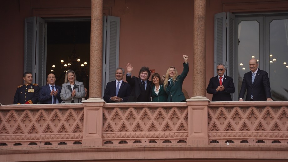 Luego del Tedeum del 9 de julio en la Catedral Metropolitana, el  Presidente Javier Milei sale al balcón de Casa Rosada acompañado por sus ministros y asesores. (Foto: Clarín Fotografía)