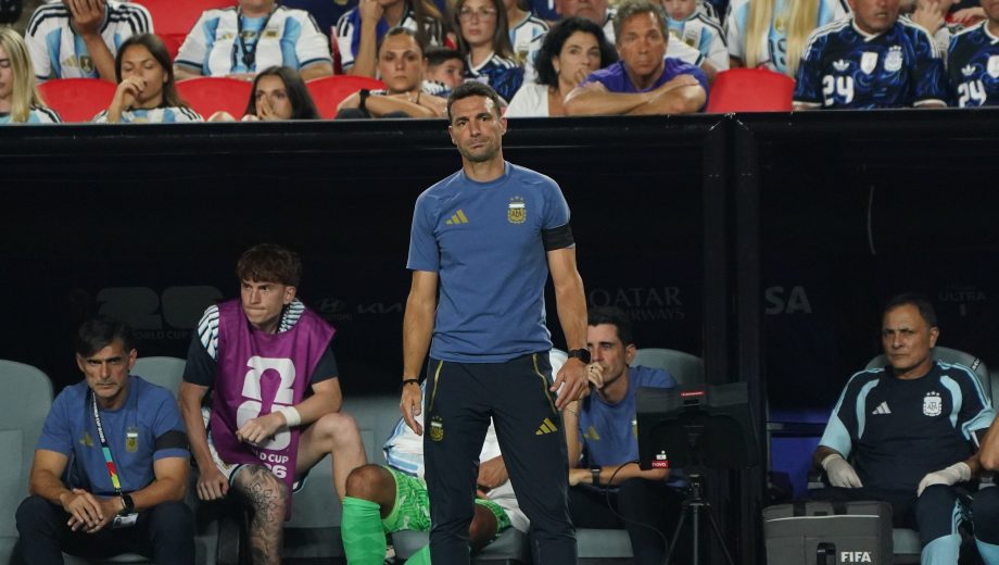 Lionel Scaloni hizo autocrítica por el partido pero reconoció lo valioso que es estar nuevamente entre los cuatro mejores. (Foto: Clarín Fotografía - Juano Tesone)