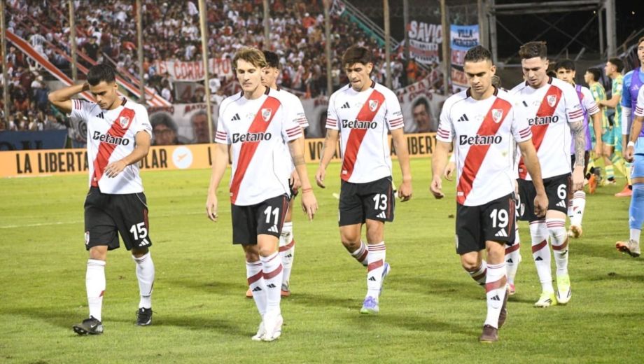 Así se retiró River del Martearena de Salta. Muy floja actuación del equipo de Coudet. (Clarín Fotografía)