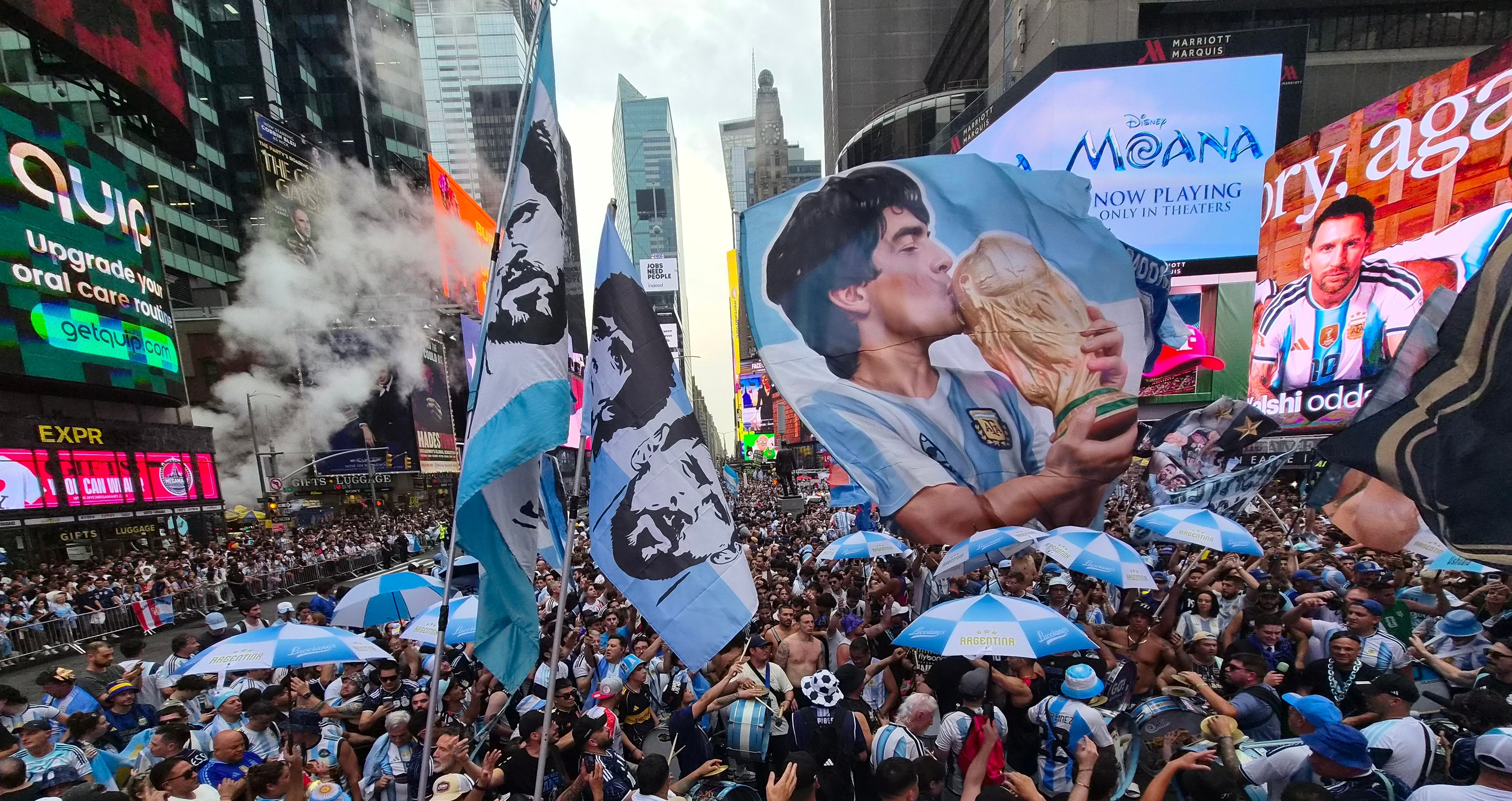 Las mejores fotos del banderazo argentino en Nueva York antes de la final del Mundial 2026