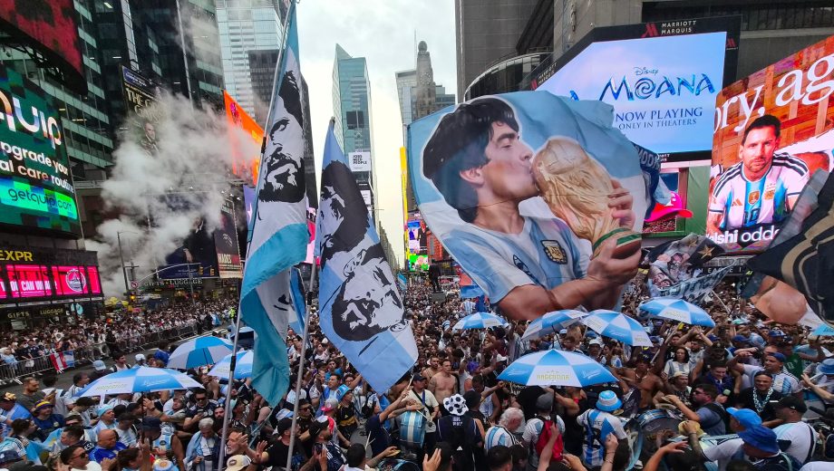 Los hinchas argentinos tiñeron Times Squares de celeste y blanco con banderas de Messi y Maradona. (Foto Juano Tesone - Clarín Fotografía)