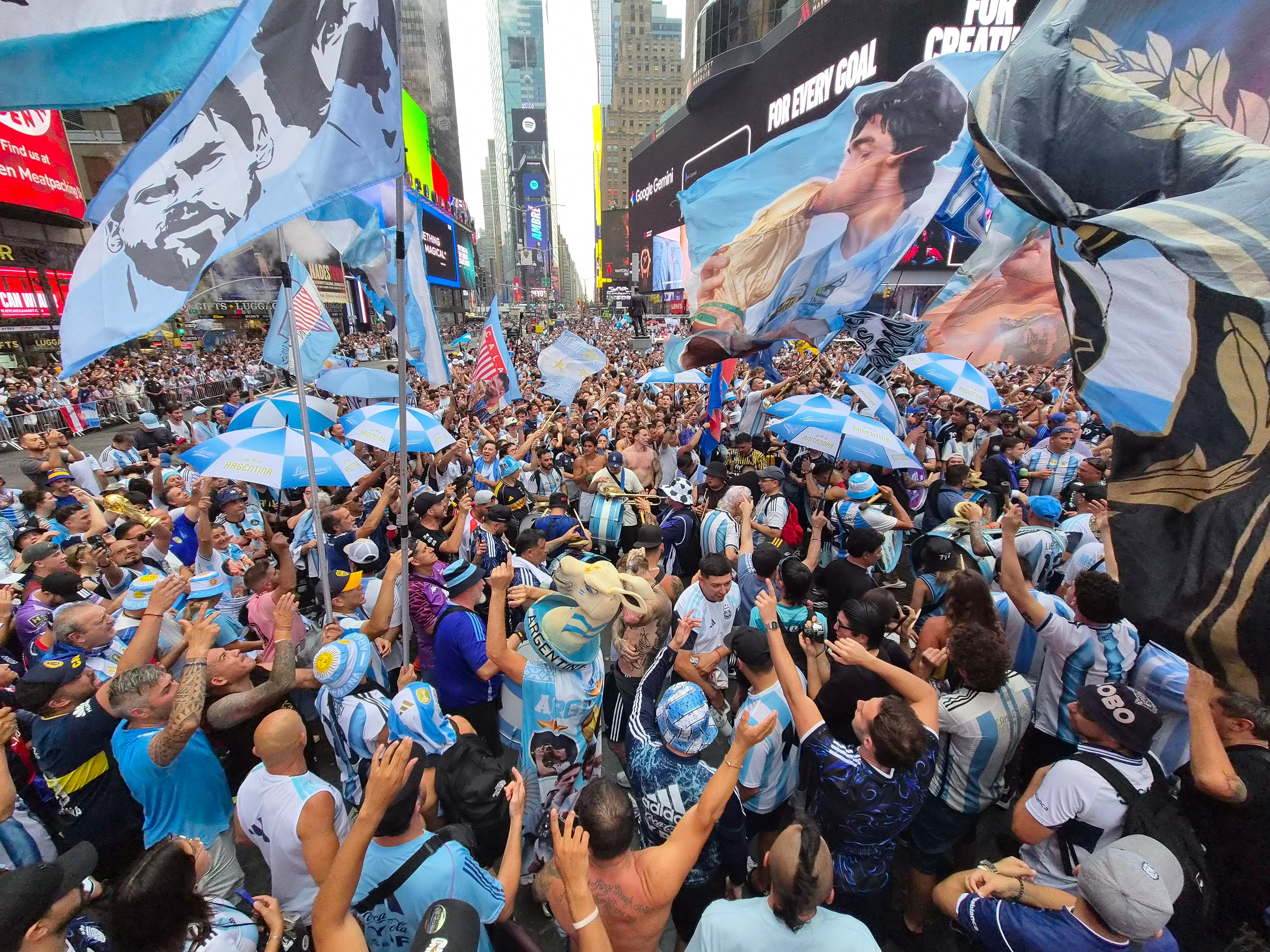 Histórico banderazo con 20 mil hinchas argentinos en Times Square previo a la final del Mundial 2026
