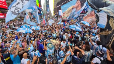 Histórico banderazo con 20 mil hinchas argentinos en Times Square previo a la final del Mundial 2026