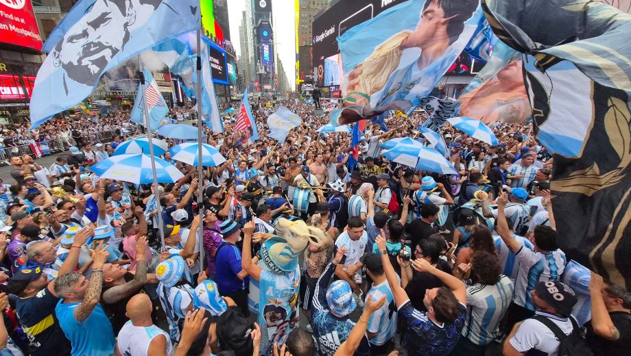 MUNDIAL FIFA 2026

New York City
Banderazo de hinchas argentinos en Time Square previo a la final que disputara la Selección Argentina contra España.


Foto Juano Tesone/ Enviado especial