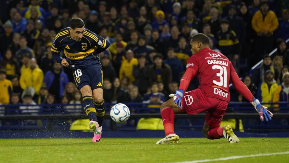 Merentiel quedó mano a mano con el arquero tras una gran asistencia de Paredes y definió para el 1-0. (Foto: Clarín Fotografía)