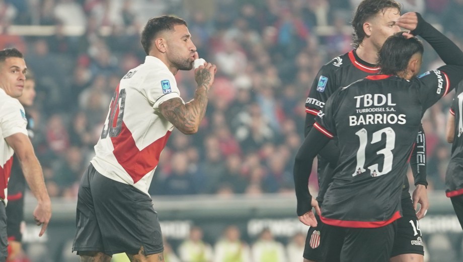 Nicolás Otamendi fue el capitán de River en su debut frente a Barracas Central en el Monumental. (Foto: Clarín Fotografía)