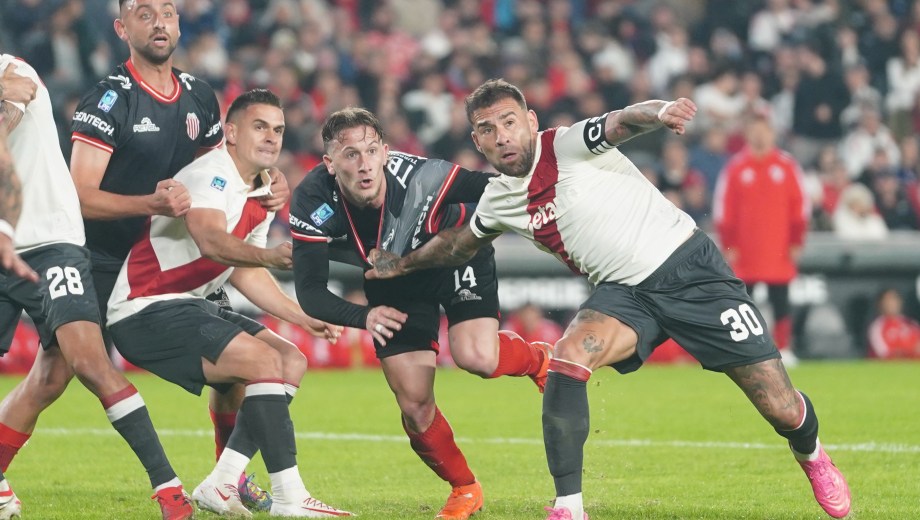 Otamendi, con la cinta de capitán, en uno de los primeros intentos del Millonario ante Barracas.