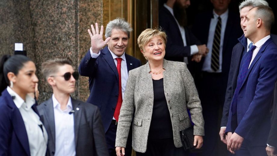 La primera foto tras la llegada de Kristalina Georgieva al país, junto con el ministro de Economía Luis Caputo. (Foto: Clarín Fotografía)