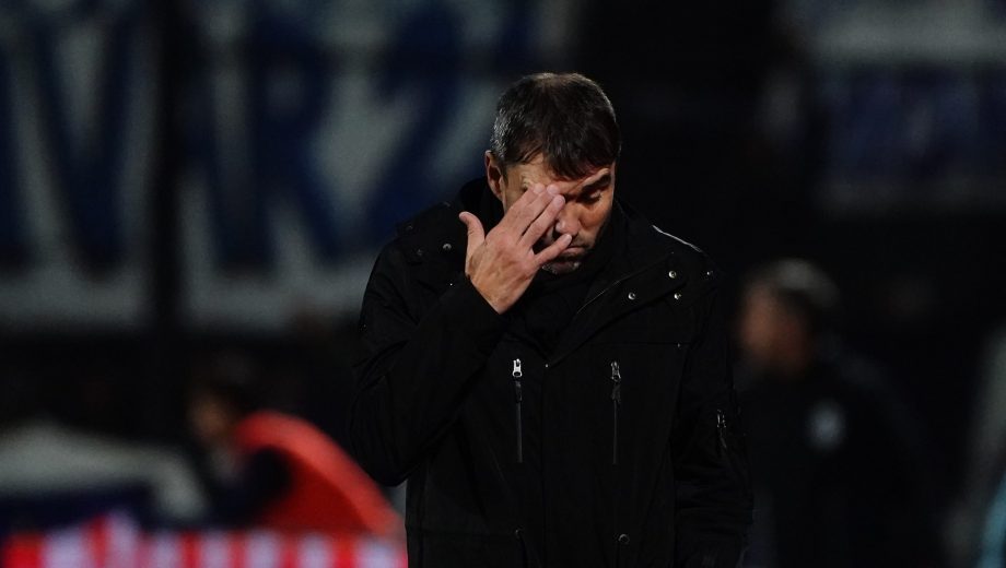 Eduardo Coudet y la frustración en la derrota de River ante Gimnasia por la segunda fecha del Clausura. (Foto: Clarín Fotografía)