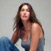 Imagen de El jean en tendencia inspirado en los 90 que Hailey Bieber diseñó en secreto para Gap