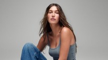 Imagen de El jean en tendencia inspirado en los 90 que Hailey Bieber diseñó en secreto para Gap