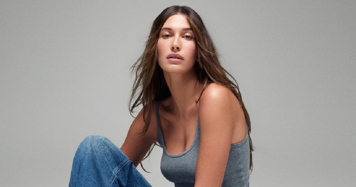 Hailey Bieber lanza una colección de jeans inspirados en los 90 para Gap