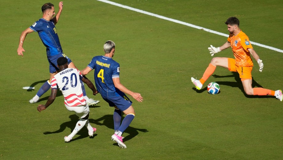 (AP). Balogun ya lanzó el remate que marcaría el triunfo parcial de USA ante Bosnia. 