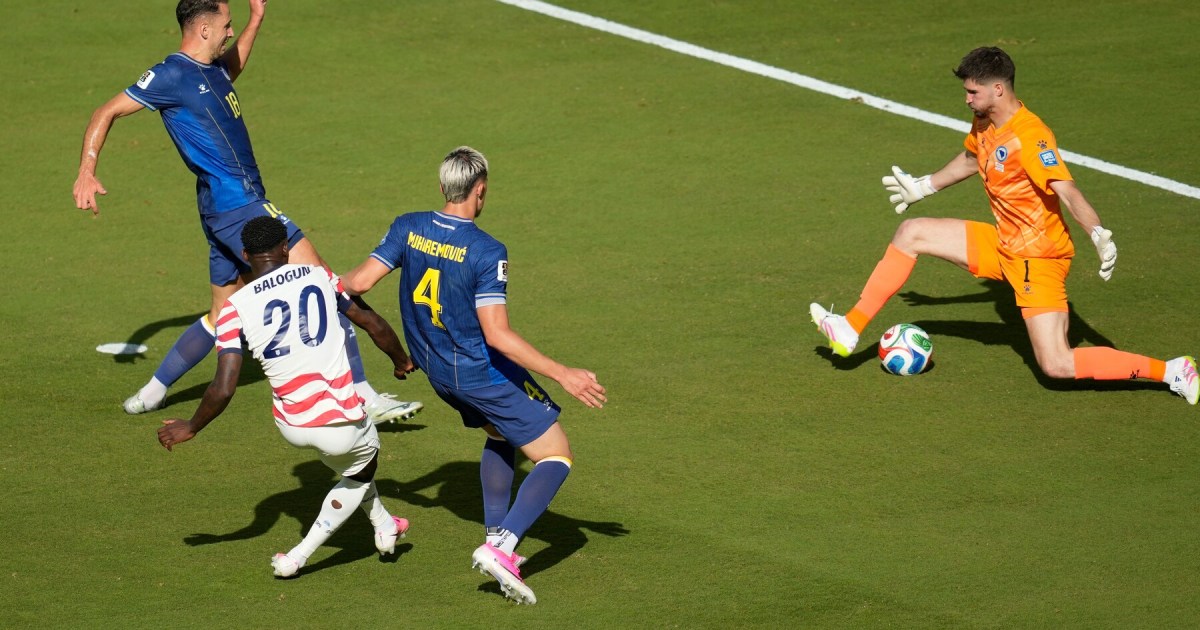 Estados Unidos, con uno menos, le ganó con autoridad a Bosnia por 2 a 0 y está en octavos