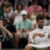 Imagen de El divertido momento de Novak Djokovic con una alcanzapelotas en Wimbledon