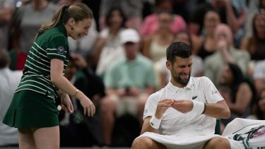 El divertido momento de Novak Djokovic con una alcanzapelotas en Wimbledon