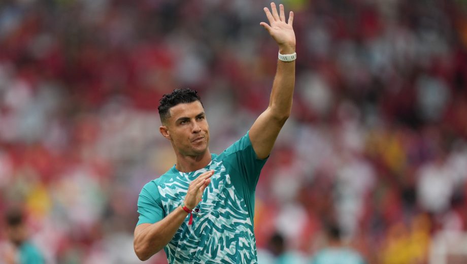 Cristiano Ronaldo, en la entrada en calor del duelo entre Portugal y Croacia por los 16avos del Mundial 2026. (Foto: AP)