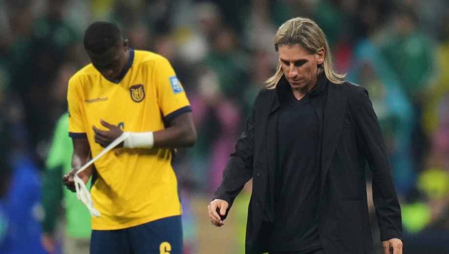 (AP). El argentino Sebastián Beccacece, técnico de la selección de Ecuador, se marcha del campo tras la eliminación ante México.