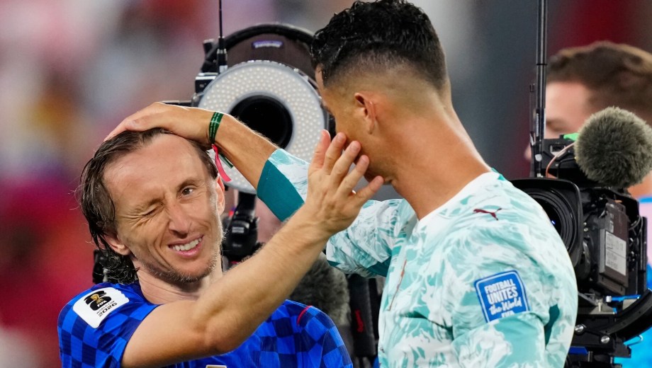 (AP). Una imagen que vale mil palabras. El saludos entre dos leyendas del fútbol: Cristiano, que tiene al menos una función más, despide a Luka Modric. 