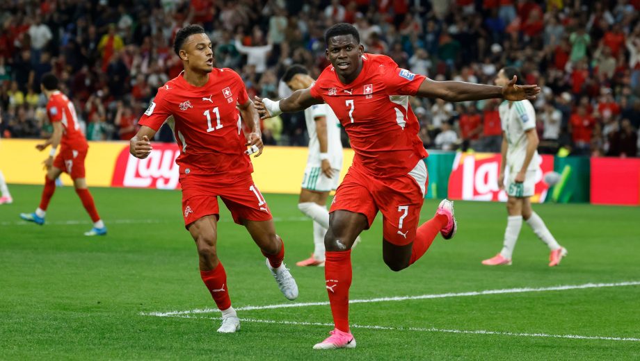 Dan Ndoye y Breel Embolo fueron los autores de los goles de Suiza, que eliminó a Argelia en Vancouver. (Foto: AP)