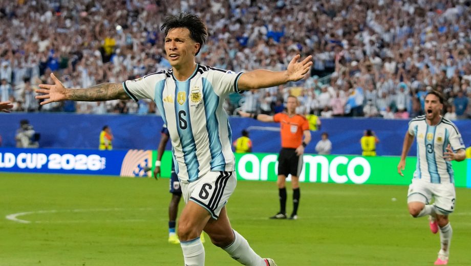 Lisandro Martínez celebra tras marcar el segundo gol de Argentina ante Cabo Verde en los 16vos de final del Mundial, el viernes 3 de julio de 2026, en Miami Gardens, Florida. (AP Foto/Lynne Sladky)
