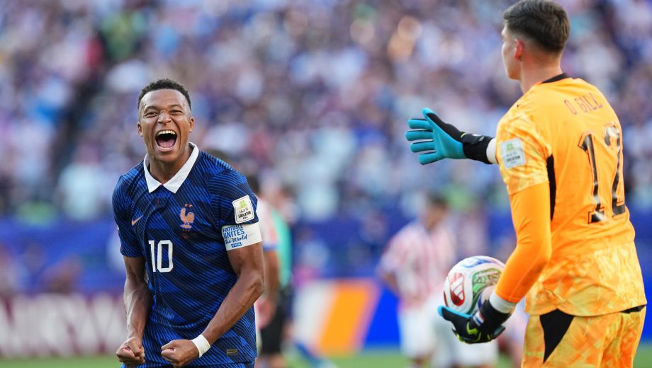 Mbappé celebró la clasificación de Francia frente a Orlando Gill, a quien le esquivó el saludo. (Foto: AP)