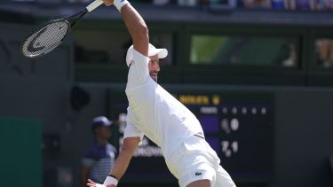 Djokovic hace historia en Wimbledon: superó el récord Federer y está en cuartos de final
