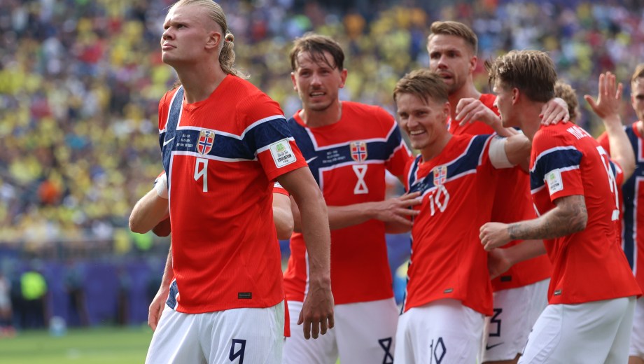 Erling Haaland, de Noruega, festeja con sus compañeros después de marcar ante Brasil en un duelo de octavos de final de la Copa del Mundo, el domingo 5 de julio de 2026 en East Rutherford, Nueva Jersey (AP Foto/Pamela Smith)